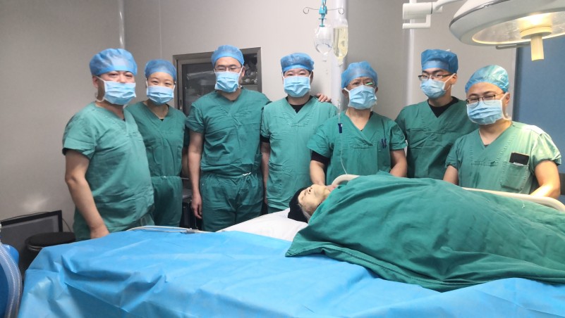 手术结束手术团队与患者留影.jpg